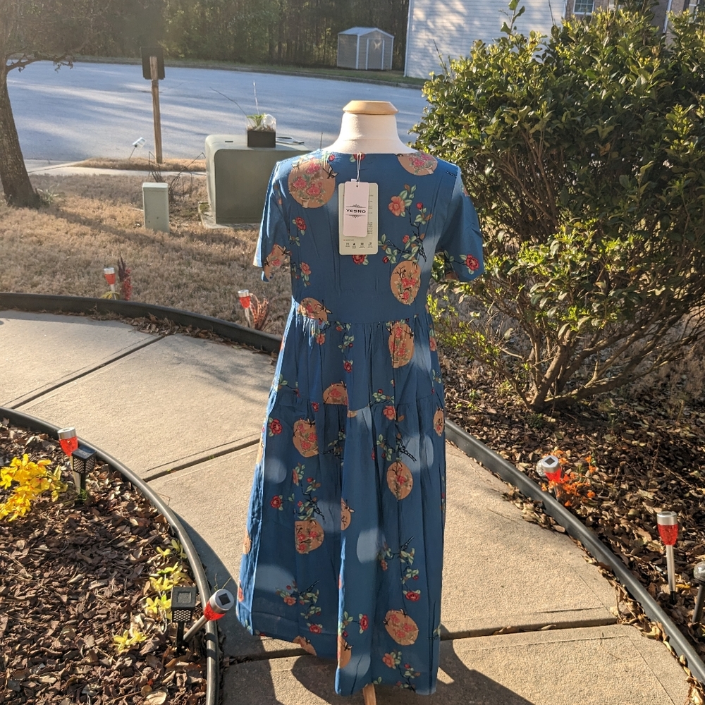 Woman's Dress - Picture 3 of 4